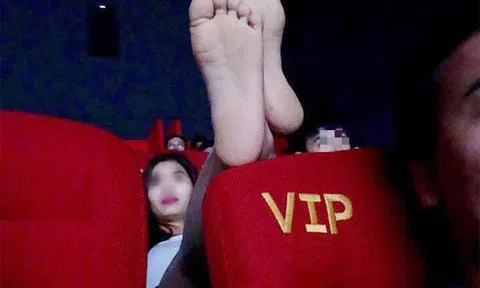 Đi xem phim, cô gái gác hai chân lên ghế đằng trước khiến dân mạng “dậy sóng”